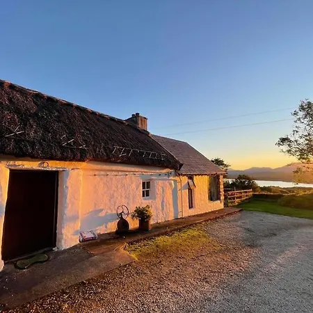 Ferienhaus Private Thatched - With Views