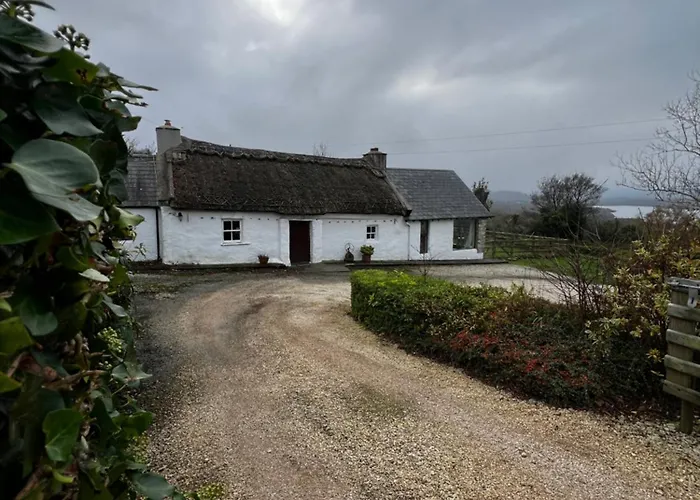 Dom wakacyjny Private Thatched - With Views